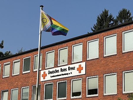 CSD Ein DRK-Gebäude mit gehisster Regenbogenflagge